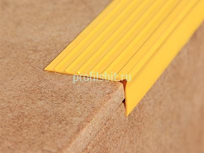 Угловой резиновый порог 20х40 мм Евроступень У-40 желтый 12 м бухта